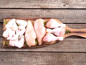 Quantas calorias em 1/2 Frango (Produto Após Cozinhado, Ossos E Pele Removidos) Frango Grelhado (Pele Não Consumida)?