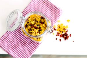 Quantas calorias em 1/2 xícara de chá (45 g) Granola Salgada?