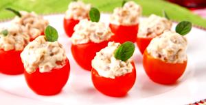 Quantas calorias em 1/2 xícara de chá (50 g) Tomate Cereja?