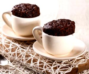 Quantas calorias em 1 Chávena De Bolo De Caneca Extra Preto?