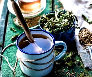 Quantas calorias em 1 Chávena De Tisana De Erva-Doce E Lúcia-Lima?