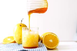 Quantas calorias em 1 colher de chá (4 g) Suco de Laranja?