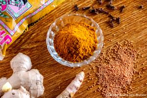 Quantas calorias em 1 Colher De Chá Caril em Pó?