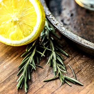 Quantas calorias em 1 Colher De Chá (1,2 G) Alecrim, seco?