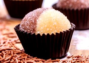 Quantas calorias em 1 colher de sopa (20 g) Doce de Brigadeiro Casadinho?
