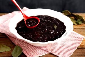 Quantas calorias em 1 concha (125 g) Feijão Preto Temperado Cozido?