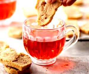 Quantas calorias em 1 Dose Biscotti De Claras E Chá De Flores E Ervas Aromáticas?
