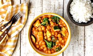 Quantas calorias em 1 Dose Caril De Vegetais E Grão?