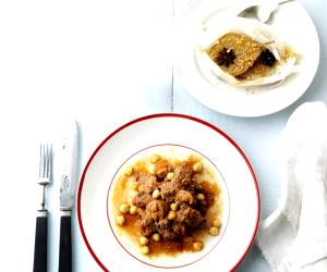 Quantas calorias em 1 Dose Carne Guisada Com Grão & Pera Com Crumble De Amêndoa?