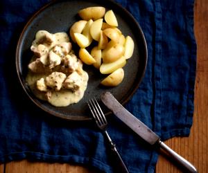 Quantas calorias em 1 Dose Coelho De Fricassé Com Batata Nova?