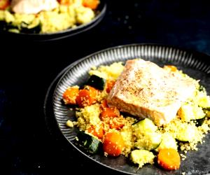 Quantas calorias em 1 Dose Cuscuz De Legumes Com Lombo De Salmão E Molho De Curcuma?