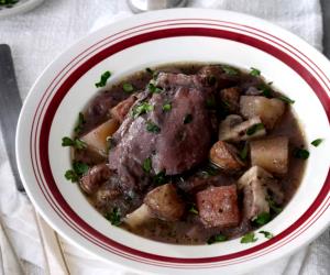 Quantas calorias em 1 Dose Frango Com Cogumelos Em Vinho Tinto?