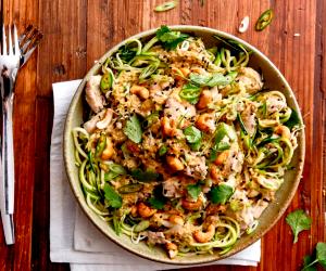 Quantas calorias em 1 Dose Frango De Gengibre E Sésamo Com Noodles De Curgete?