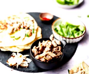 Quantas calorias em 1 Dose Lombinho De Porco Com Pão Naan De Alho E Salada De Pepino?