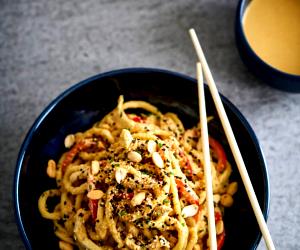 Quantas calorias em 1 Dose Noodles Com Frango E Molho Satay?