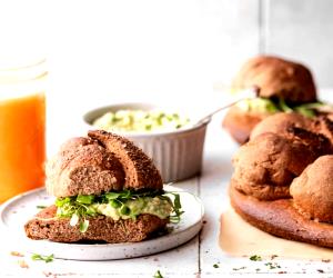Quantas calorias em 1 Dose OVO (Pão De Espelta İntegral, Patê De Ovo E Abacate, Sumo De Laranja E Cenoura)?