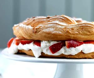 Quantas calorias em 1 Dose Paris Brest Com Morangos?
