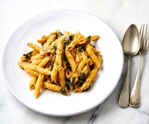 Quantas calorias em 1 Dose Penne Com Molho De Tomate Seco E Espinafres?