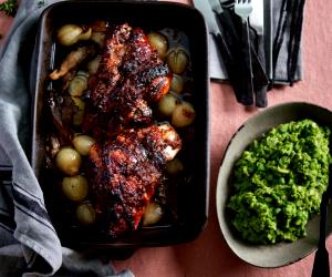 Quantas calorias em 1 Dose Pernil De Porco Com Cebolinhas, Cogumelos E Esmagada De Ervilhas E Espargos?