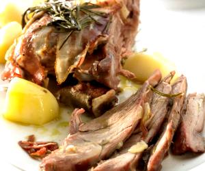 Quantas calorias em 1 Dose Peru Com Bacon E Batatas?