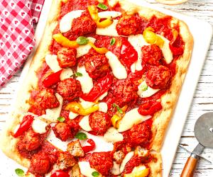 Quantas calorias em 1 Dose Piza Com Almôndegas, Molho Picante, Scamorza E Pimento?