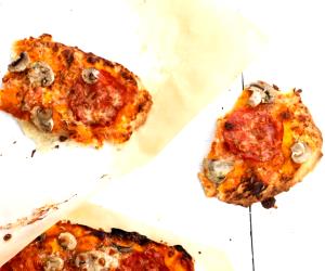 Quantas calorias em 1 Dose Piza Sem Fermento Com Chourição E Cogumelos?