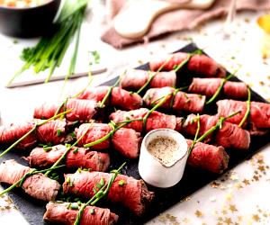 Quantas calorias em 1 Dose Rolinhos De Rosbife Com Recheio De Mozarela E Tomate?