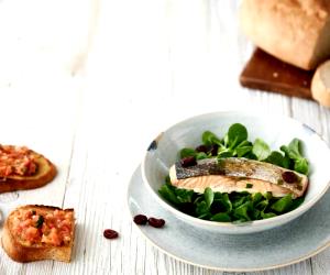 Quantas calorias em 1 Dose Salada De Salmão E Arandos?