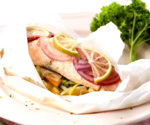 Quantas calorias em 1 Dose Salmão Em Papelote Com Legumes Em Juliana?