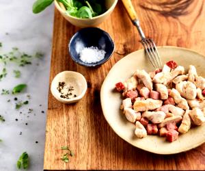 Quantas calorias em 1 Dose Saltear Bacon Com Frango Em Tiras?