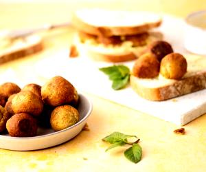 Quantas calorias em 1 Dose Sanduíche Com Falafel E Molho De Coentros?