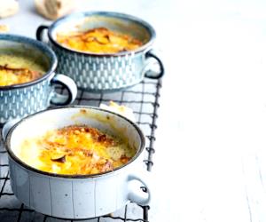 Quantas calorias em 1 Dose Sopa De Alho-Francês E Cheddar Gratinado?