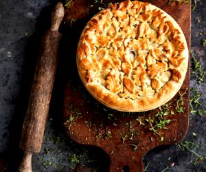 Quantas calorias em 1 Dose Tarte De Frango, Cogumelos E Sidra?