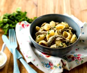 Quantas calorias em 1 Dose Tirinhas De Bifana Salteadas Com Mostarda E Massa De Limão?