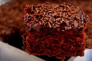 Quantas calorias em 1 fatia (120 g) Bolo Nega Maluca?