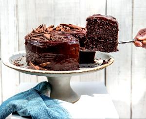 Quantas calorias em 1 fatia (60 g) Bolo de Chocolate com Liquor de Cacau?