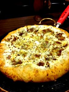 Quantas calorias em 1 fatia (97 g) Bacon C/ Requeijão Pan Pizza (Pequena)?