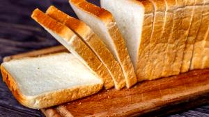 Quantas calorias em 1 Fatia Fina, Crosta Não Consumida Pão Branco?