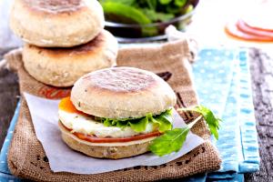 Quantas calorias em 1 Fatia Fina, Crosta Não Consumida Pão de Trigo Partido?