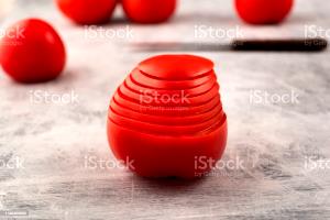 Quantas calorias em 1 Fatia Fina/Pequena Tomates?