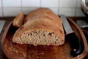 Quantas calorias em 1 Fatia Normal, Crosta Não Consumida Pão de Centeio?
