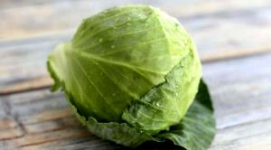 Quantas calorias em 1 Folha Pequena Repolho Verde Cozido?