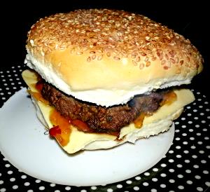 Quantas calorias em 1 Hambúrguer Grande (150 G, Cru, 3 Hambúrgueres Por 450 G)(Produto Após Cozinhado) Carne de Vaca Moída?