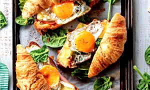 Quantas calorias em 1 İnteiro (127,0 G) Croissant com ovo e queijo?