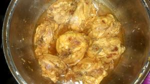 Quantas calorias em 1 İnteiro (314,0 G) Sobrecoxa de peru, cozida?