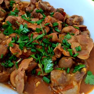 Quantas calorias em 1 Lata (145,0 G) Moela de frango, cozida?