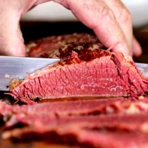 Quantas calorias em 1 Lb Carne de Vaca do Peito Enlatada (Curado)?