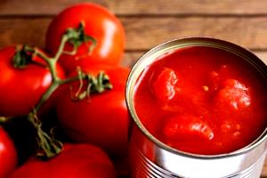 Quantas calorias em 1 Médio Tomates Vermelhos (Enlatado)?