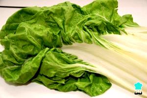 Quantas calorias em 1 Oz Acelga Cozida?