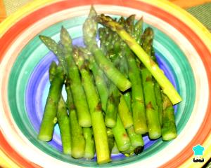 Quantas calorias em 1 Oz Aspargos Cozidos (de Aspargos Frescos)?